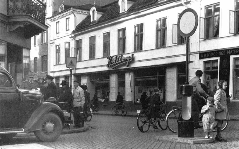 År 1909 inträdd sonn Gustaf Kullbrg som ägar. Vid dnna priod finns notrat att prsonalstyrkan hos Kullbrgs okhandl bstod av 3 handlsbiträdn, n bokhållar, 1 kassörska samt 2 pigor.