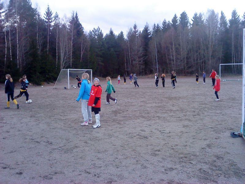 Verksamhetsberättelse säsongen 2012 Dingtuna GIF F00/01 + 99 UTKAST Den 10:e april hade flickor födda -00 eller -01 sin första träning.