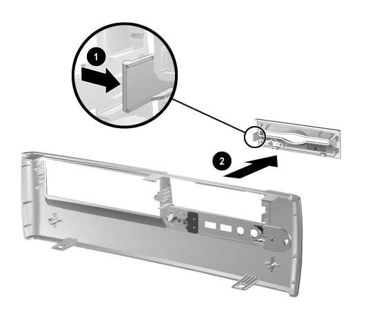 5. Ta bort diskettenhetens panel genom att skjuta fliken inåt 1 och dra diskettenhetens panel 2 bort från frontpanelen.