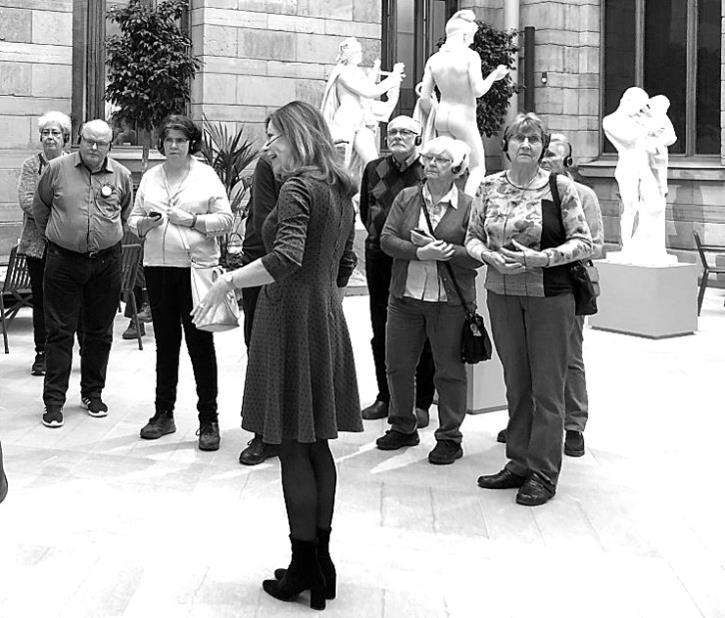 Nationalmuseums guide Maria Lundberg började visningen för Grindslanten i Skulpturgården.