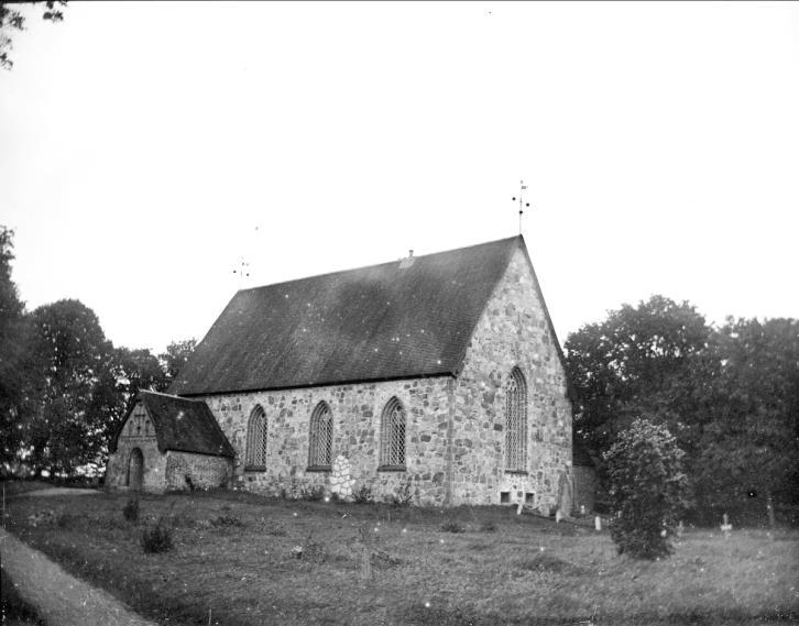 Håtuna kyrka har anor från 1000-talet. Nuvarande byggnad tillkom i början av 1300-talet.