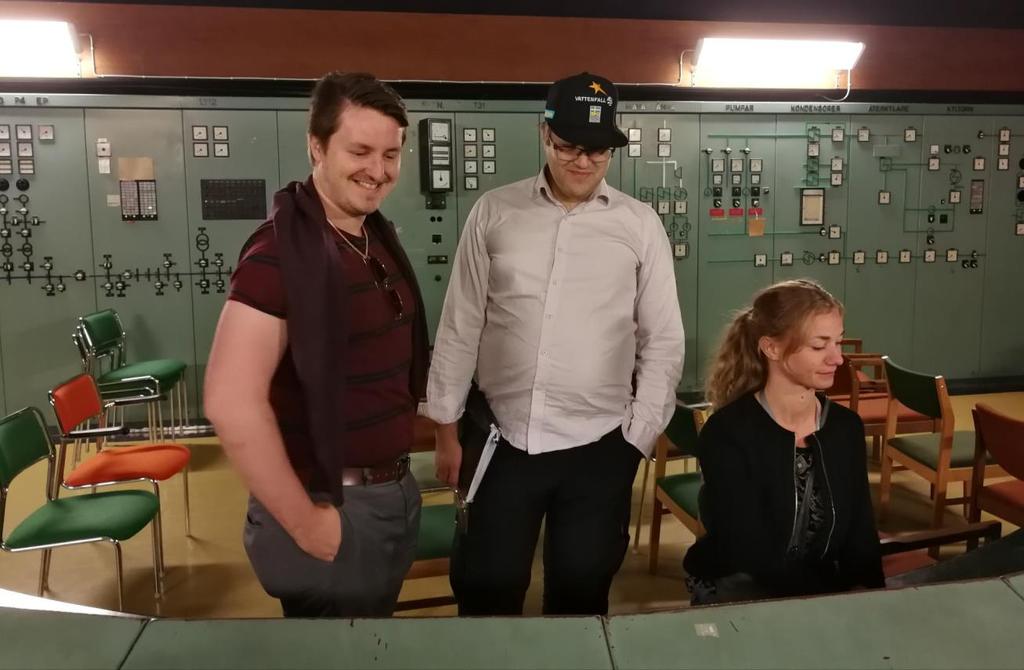 Delar av gruppen undersöker det gamla kontrollrummet. Stor skillnad jämfört med det numera tomma i R2.