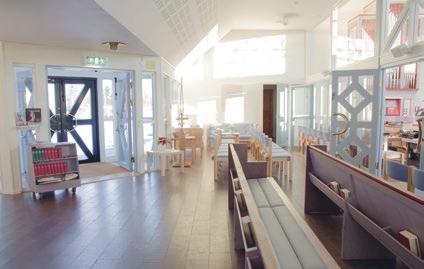 Än en gång betonar han att det ska bli skönt att inte behöva sitta på extrastolar ute i hallen under gudsjänsten. Förändringar Jag återvänder till kyrkan drygt två veckor innan återöppnandet.