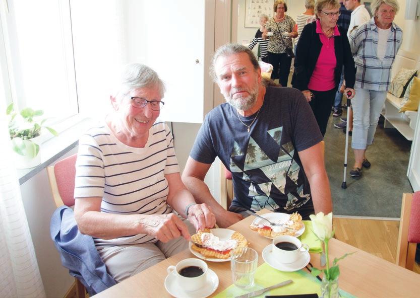 Kalle Svensson, präst i Träslövs församling, går fram till en mikrofon och ser till att få allas uppmärksamhet. Välkommen till sommarkyrkan i Träslövsläge. Vi gör som vi har gjort i många år.
