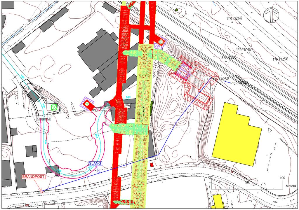 Figur 1. Grundvattenrör i området kring rulltrappschakten samt brandpost och ungefärlig dragning av slangen (blå linje). Infiltration utfördes i 18RT034B.