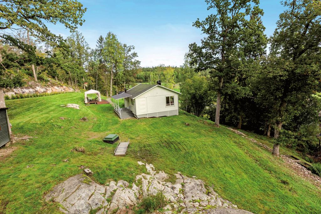 VÄLKOMMEN TILL GLADÖ KVARN SUNDBYVÄGEN 12 HUDDINGE Parkliknande tomt med gräsmatta och bevarade ekar fint inramat bland berg och tujor.