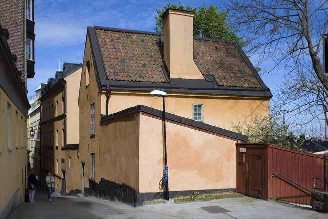 BYGGNADEN STÅR MED DEN SÖDRA GAVELN MOT KLEVGRÄND OCH BILDAR EN MUR TILLSAMMANS MED DE TVÅ UTHUSEN. FOTO: J. MALMBERG. gardieskarlen Anders Räfs änka, hustru Margareta Hammar.