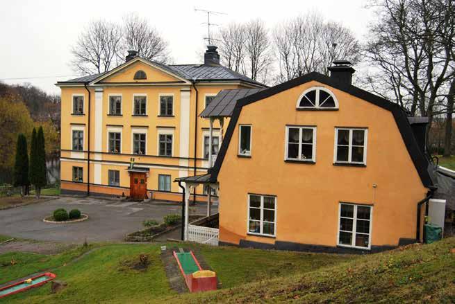 HUVUDBYGGNADEN OCH ANNEXET. LÄGG MÄRKE TILL DEN OREGELBUNDNA FÖNSTERSÄTTNINGEN PÅ ANNEXETS GAVEL. FOTO B. NORDENMARK.