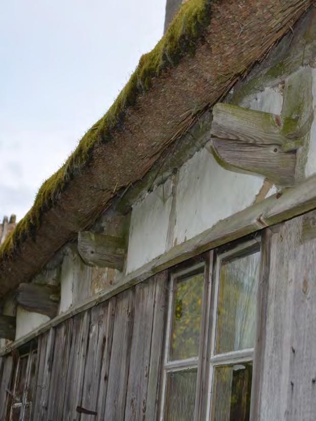1977 täcktes boningshusets östra takfall om med halm som varit det traditionella takmaterialet. Halmens kvalitet var dock så dålig att den byttes redan 1984, denna gång lades återigen vass.