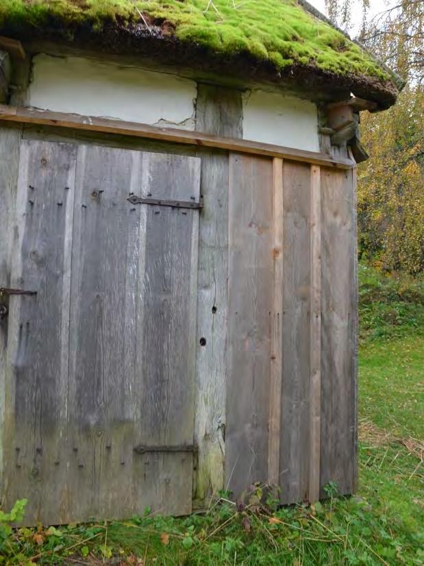 T. v: Den västra fasadens södra väggarum kläddes med panel likt övriga fasaden. Även vattbrädan ovanför panelen byttes. T.h: Del av den södra fasaden.