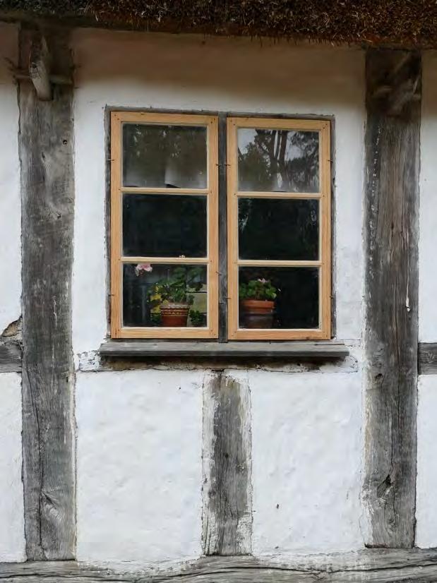 De nytillverkades efter farstuns fönster vad gäller proportioner och utseende på spröjsar då detta fönster anses vara äldre eller ursprungligt.