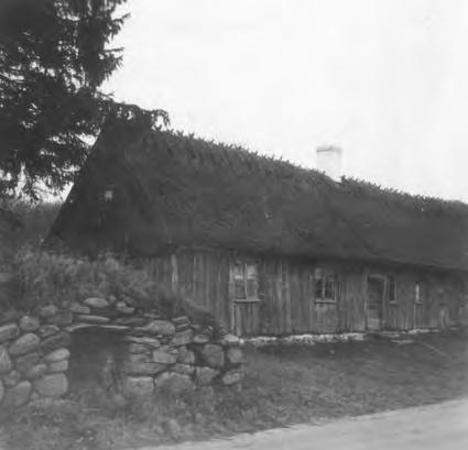 T.v: Agusastugans östra fasad, till vänster skymtar den södra gaveln. Foto från 1954, Z. Lakocinski. T.h: Den västra fasaden, foto från 1946, Gustaf Åberg. Arkiv Regionmuseet Kristianstad.