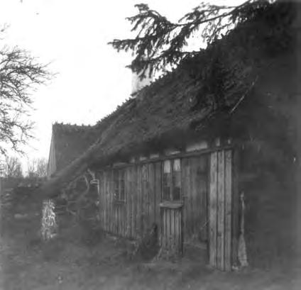 Byn har en välbevarad äldre struktur med små odlingslotter och ligger på gränsen mellan Linerödsåsen och östra Skånes backlandskap. Namnet kommer av mansnamnet Agge och betyder Agges hus.