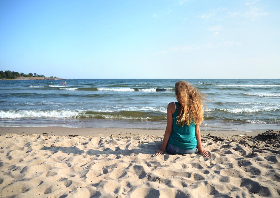 Café- och Restaurang Q. Den familjevänliga sandstranden med omgivning lockar till bad, lek och umgänge såväl som för fartfyllda surfingäventyr i havsmiljö.