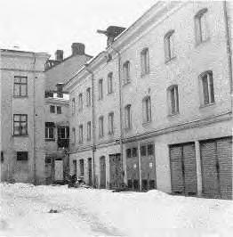 Figur 7. Foto av magasinsbyggnadens fasad på gården. Foto L. Gezelius 1977, Upplandsmuseet. 1980 års arkeologiska undersökning Den arkeologiska undersökningen i kvarteret 1980 genomfördes på två ytor.