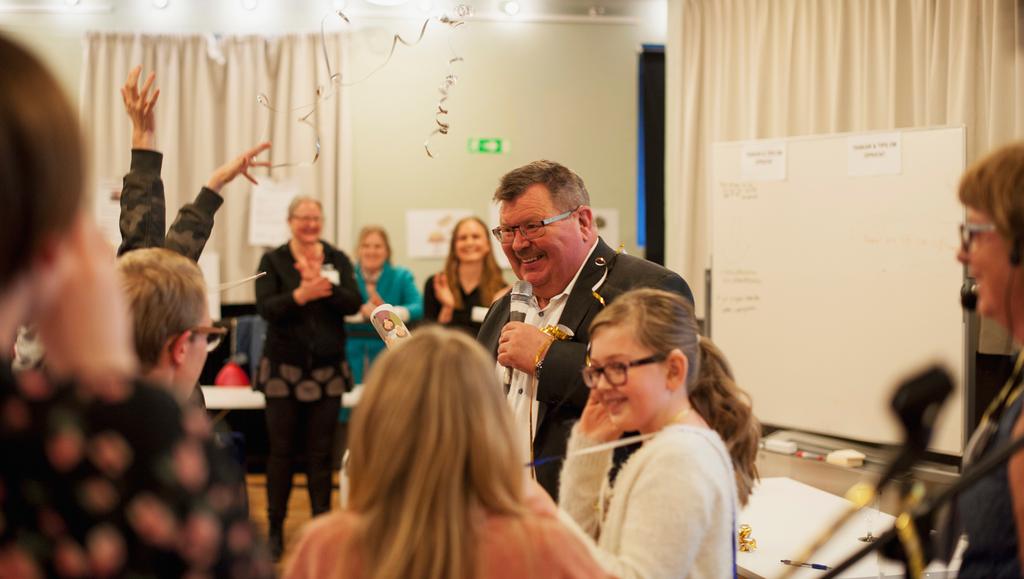 Nka:s verksamhetschef Lennart Magnusson firar med barnen som medverkat i Opratat under projektets slut- och fortsättningsfest. Foto: Anna Pella.