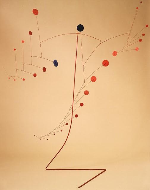 11 Alexander Calder, Red Cascade, bordsmobil 6 Mobilen beskriver en ständigt förändrande miljö. Inom ramen för sina villkor överraskar den med sina skiftande konstruktioner, djup och perspektiv.