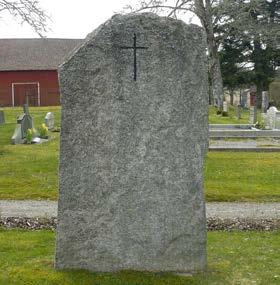 Kyrkogården får sin ålderdomliga prägel av kyrkoruinen som ligger högt belägen i kvarter B.