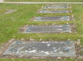 Kyrkogården har ett fåtal grusgravar med stenram. Några av dem ligger samlade i kvarter F.