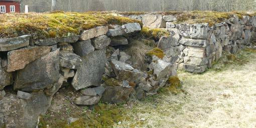 KYRKORUIN Ruinen efter Lagmansereds gamla kyrka (1639-1929) utgörs av gråstensmurar som är mellan en och två meter höga.