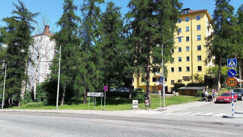 4 Områdesbeskrivning och förutsättningar 4.1 Nuläge Fastigheten är en hörntomt belägen i korsningen Värtavägen och Sandhamnsgatan. Fastigheten är idag bebyggd med ett punkthus.