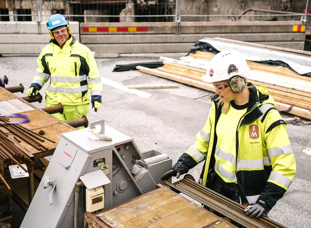 ATT JOBBA SVART Att jobba svart betyder att du inte betalar skatt och att arbetsgivaren inte betalar skatt. Att jobba svart är förbjudet i svensk lag. Du är inte försäkrad om du jobbar svart.