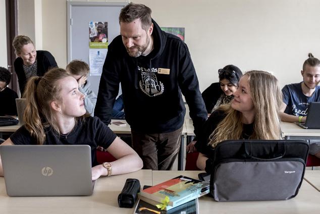 Samhällsvetenskapsprogrammet H Inriktningar: Samhällsvetenskap Samhällsvetenskap med säkerhetsprofil Foto: Rocco Gustavsson Samhället, människan och omvärlden Du lär dig Som elev på