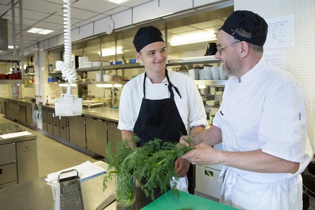 Restaurang- och livsmedelsprogrammet Y Inriktningar: Kök och servering Bageri och konditori Mat, människor och världen som arbetsfält Du lär dig Restaurang- och livsmedelsprogrammet är för dig som är