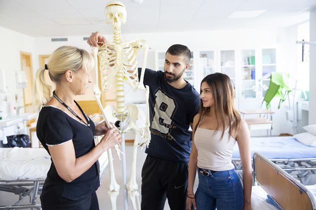 Vård- och omsorgsprogrammet Y Att göra skillnad för andra människor Du lär dig Att göra skillnad för andra människor är grunden för vård- och omsorgsprogrammet.