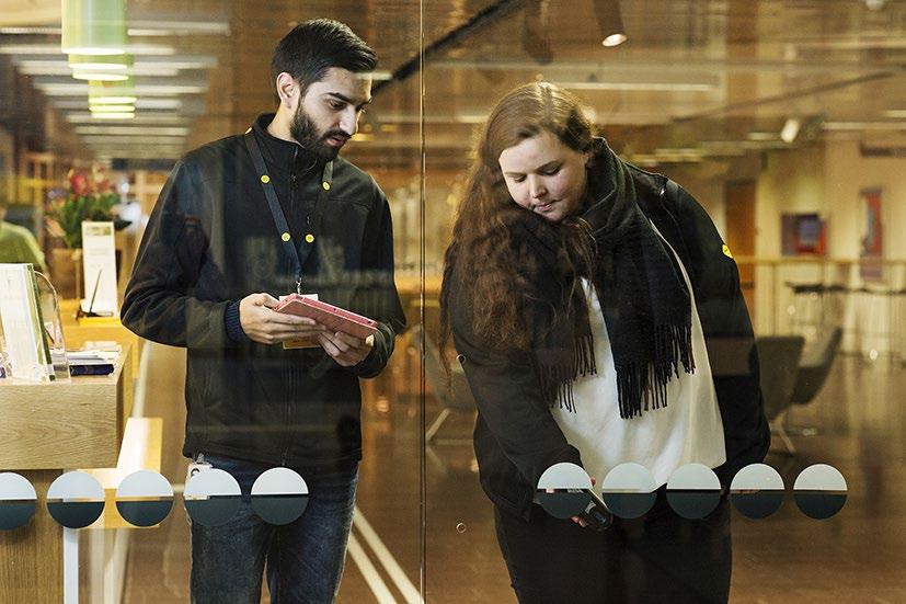 Medarbetare som möter föräldrar och barn ska få ökad kompetens om jämlikt och jämställt föräldraskap, genom arbete med metodmaterialet En förälder blir till.