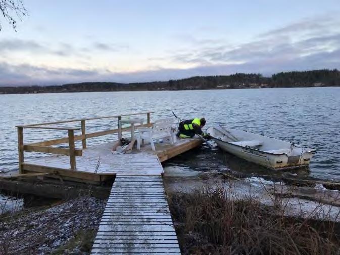 Figur 3. Befintlig brygga samt båt som användes vid provtagningen. Foto: Niklas Ekberg, Tyréns. Sedimentprovtagningen utfördes genom att ryssborren först trycktes ner i sedimenten med handkraft.