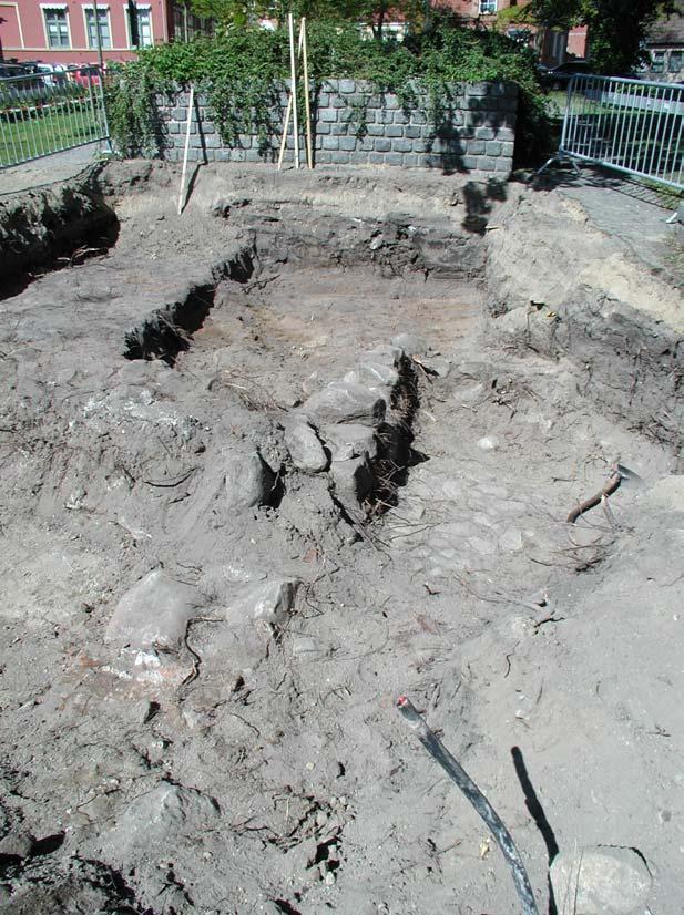 Fältarbetets genomförande Det arkeologiska förundersökningsarbetet utfördes mellan 2004-06-03 och 2004-06-04. Schaktning med grävmaskin genomfördes under ledning av antikvarie från Blekinge museum.