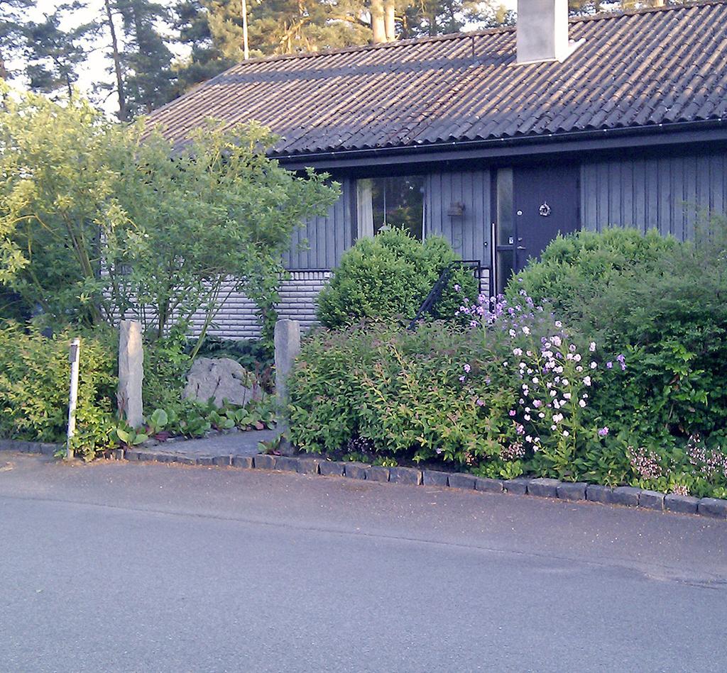 Höga, långa och monotona plank och murar tycker vi bör undvikas. I denna broschyr finner du de lagar, regler och bestämmelser som gäller för häckar, staket, plank och murar.