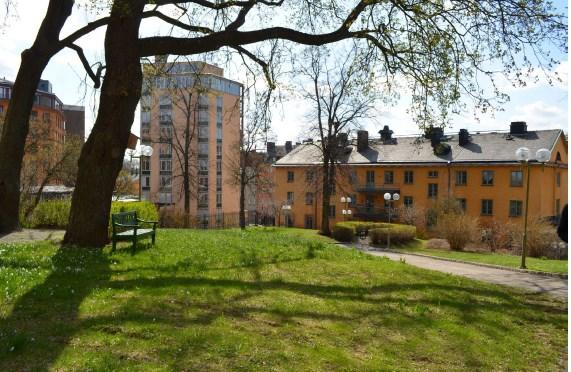 Sida 3 (6) talet bebyggdes med ett stort nytt sjukhus ritat av arkitekt Axel Kumlien. Till sjukhuset anlades också en park i tidens anda som ansågs som ett viktigt komplement i vården.