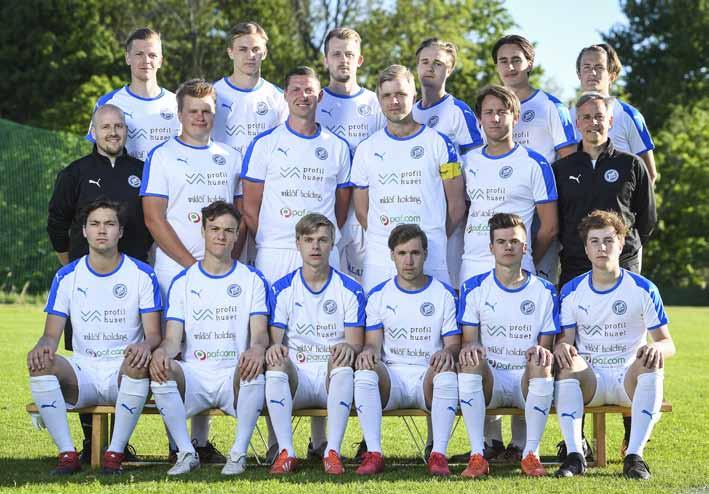 Fotboll Herrlag Efter en turbulent start på säsongen för att få ihop truppen under januari och februari, kunde herrlaget fira en framgångsrik säsong genom att stiga till division 3.