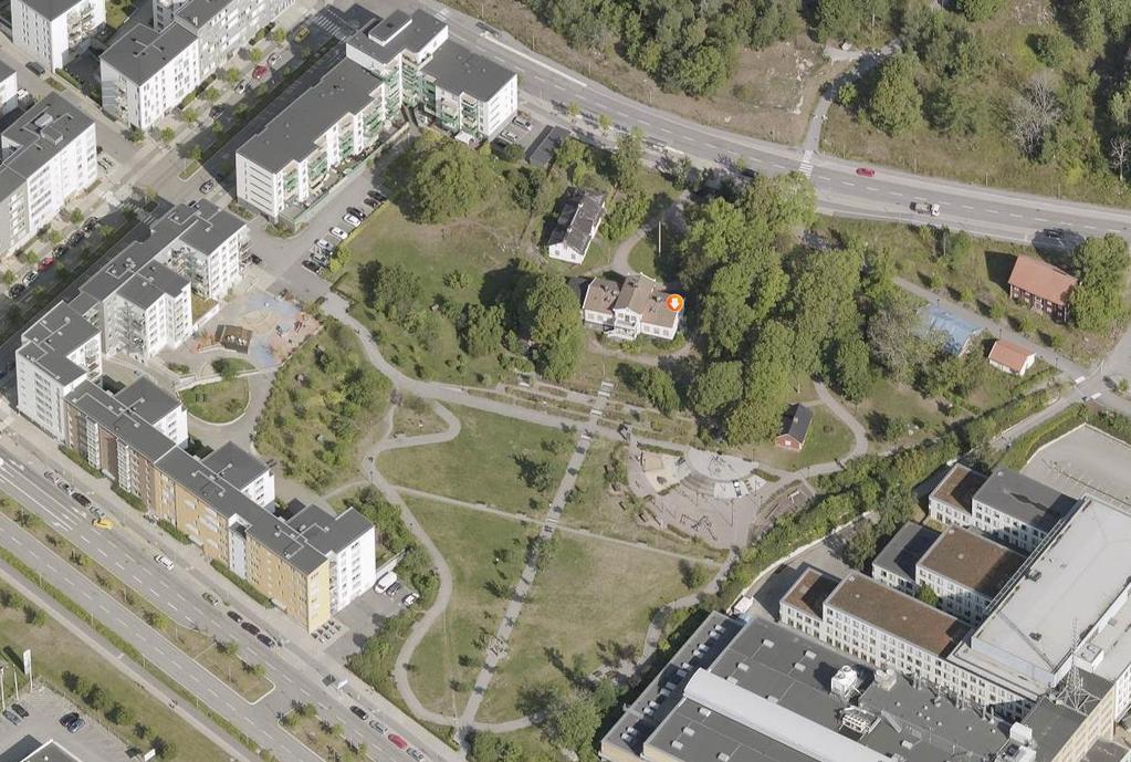 Sida 5 (6) Flygfoto över platsen. Kulturmiljö Enligt Stadsmuseet är huvudgårdsbyggnaderna och magasinet blåklassade.