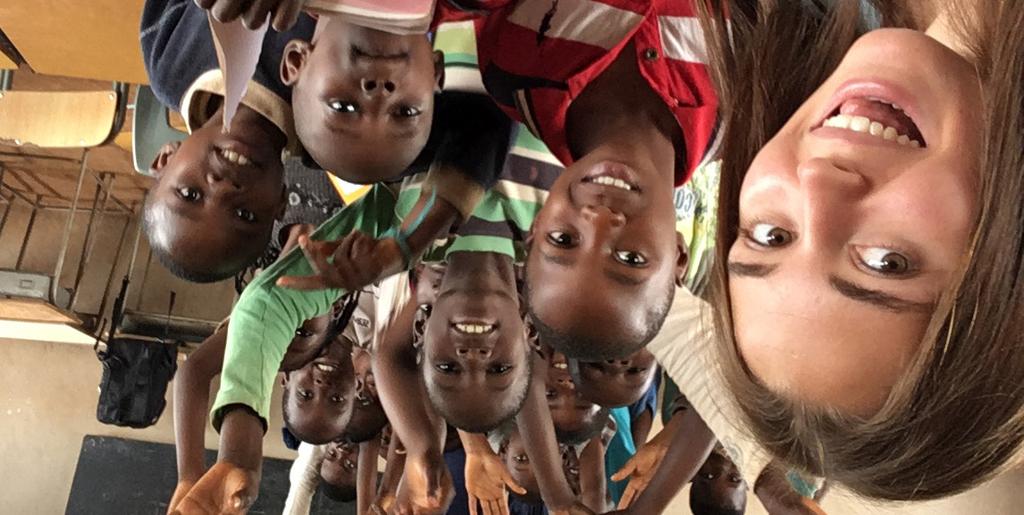 Kamerun, sommaren 2018 Tanzania F ör tredje året i rad var volontärer från En Betydelsefull Resa på plats för att för att driva och stötta Bitame Lucias sommarskola i Yaoundé, Kamerun.