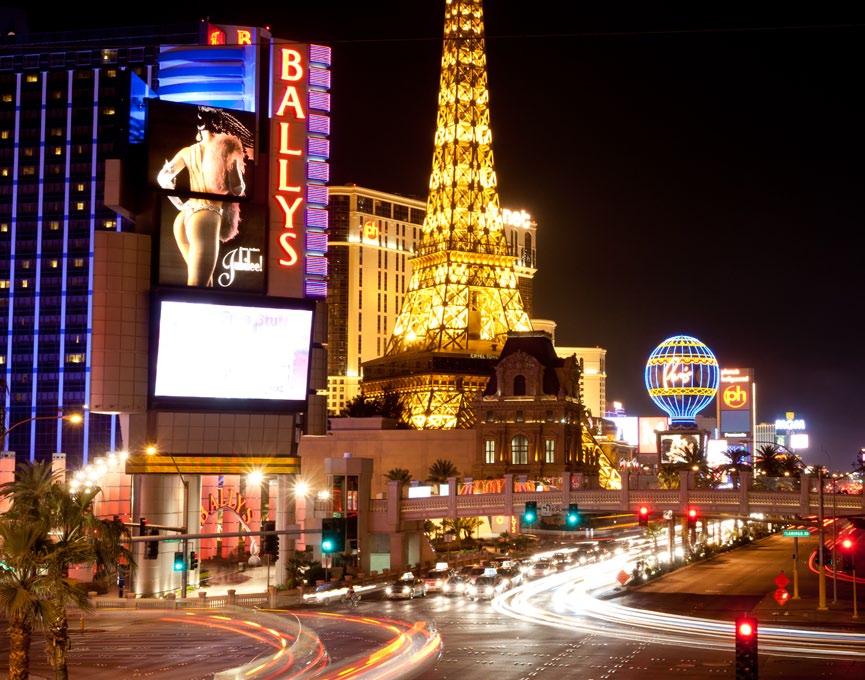 26 LOS ANGELES Ladda ner fler resguider på www.aftonbladet.se/resguider 27 Fem timmars resa från LA ligger mytomspunna Las Vegas. I Joshua Tree National Park möter du det här landskapet.