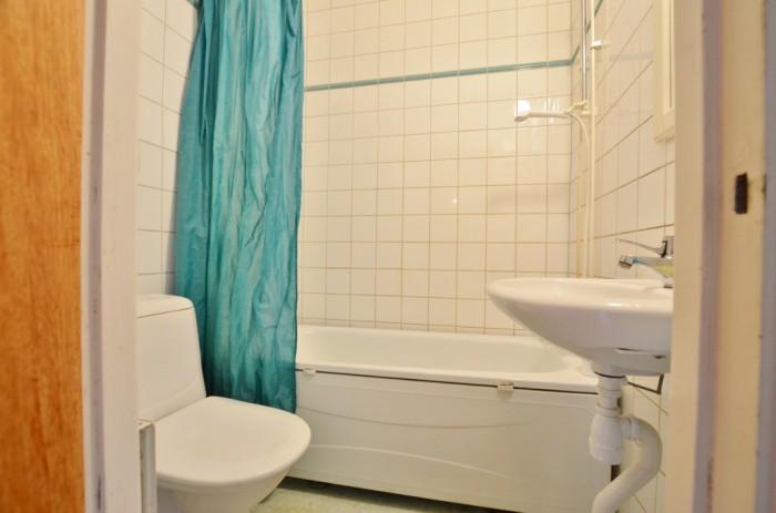 Badrum Badrum med badkar, WC och tvättställ.