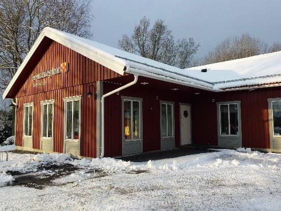 Barn och familj Syftet med vår verksamhet är att erbjuda en trygg mötesplats för barn och vuxna och att där skapa en naturlig relation till kyrkan genom en väl genomarbetad pedagogik.