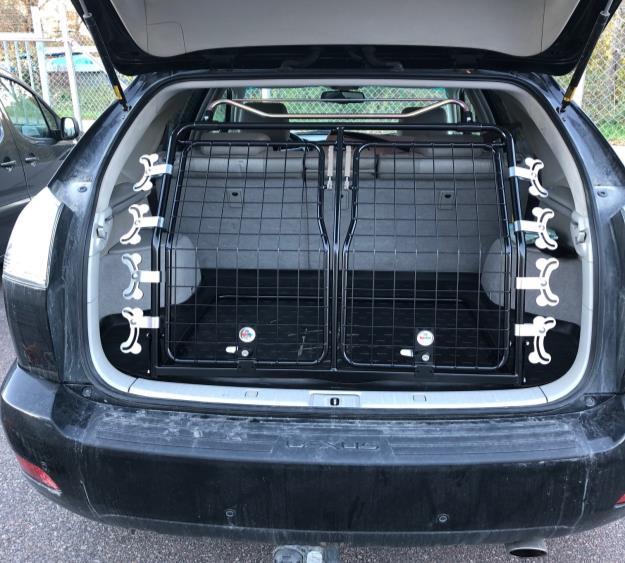 av "Hundben" Grind modell 2 dubbeldörr i en Lexus RX
