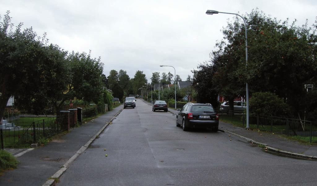 Lanthöjdsvägen 6 meter bred bostadsgata med villor, parkerade bilar och cirka 20 utfarter, mindre god framkomlighet (30 km/timme), mindre god säkerhet (blandtrafik),