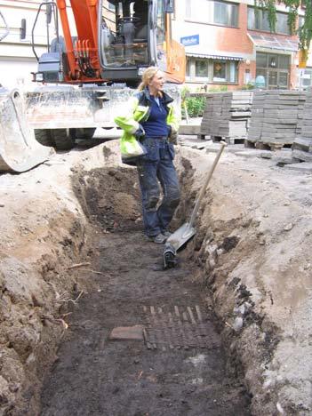 Lagerbeskrivning Sektion 3, schakt 17: 1. Betongplattor (borttagna). 2. Sand och grus, modernt bärlager. 3. Kullerstenar och enstaka tegelbitar i sand. Äldre vägbeläggning.