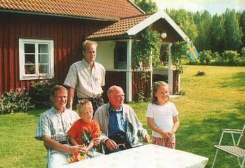 Fyra generationer Törnqvist åttio år senare d.v.s.1997. Från vänster Bo, Geir, Sune med barnen Hampus och Malin.