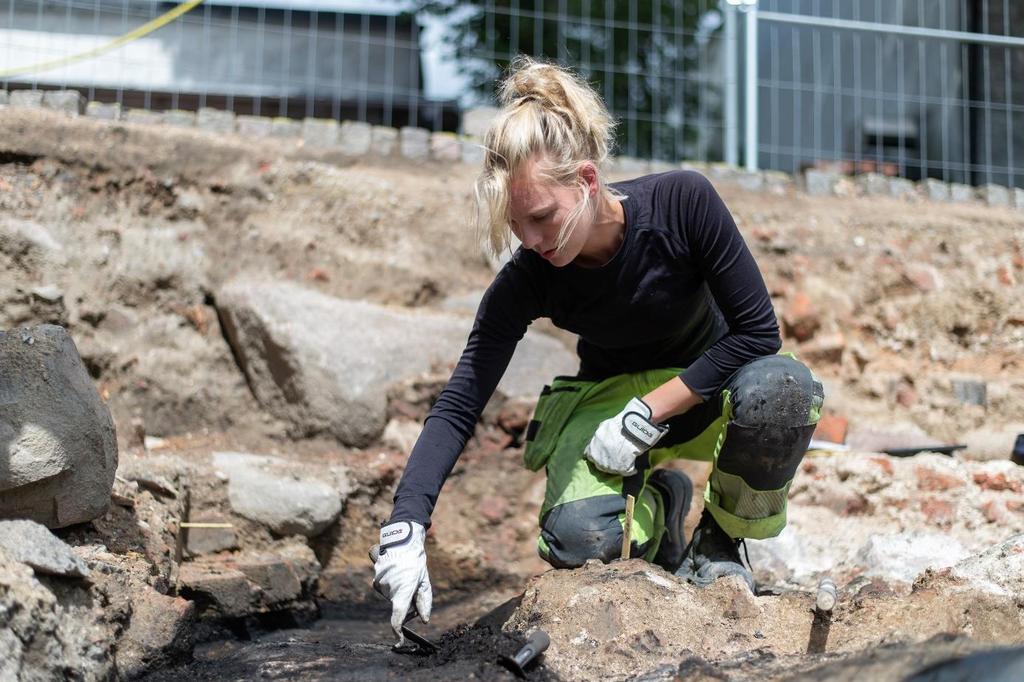 Arkeologerna skrapar och gräver med små spadar. Ibland behöver man vara försiktig för att inte skada sakerna som ligger kvar i jorden.