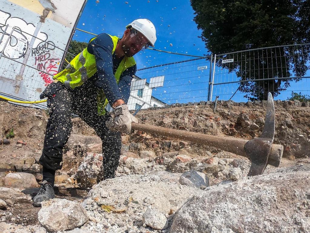 Men ibland får man använda stora verktyg, som spadar och hackor. Ska man ta bort en stor mur så måste man ta i ordentligt.