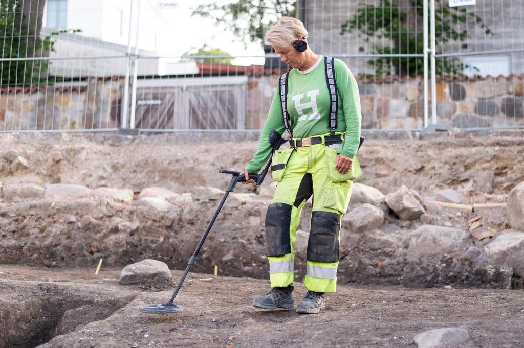 Arkeologerna kan använda metalldetektor. Det är en maskin som känner av var det ligger föremål av metall under marken.