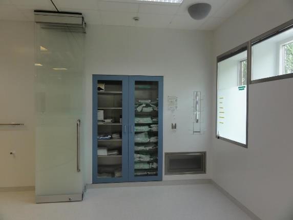 Operationssalen delas av med en vikvägg i glas och uppdukning sker bakom denna under samma hygieniska förhållande som för