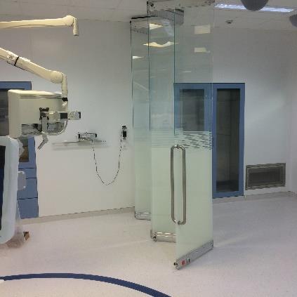 När uppdukningen är klar och patienten förberedd för operation, öppnas väggen och hela rummet används som operationssal. NÄL.