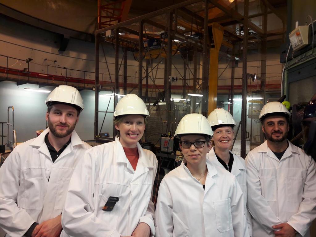 Figur 5: Segmenterad tank i reaktor tre. Från vänster till höger: Timothy, Ann-Sofie, Johanna, Isa och Derin. Avfallshanteringen höll mycket hög klass och var väl genomtänkt.